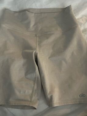 Alo Yoga 7" High-Waist Biker Short in oatmeal